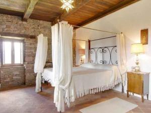 - une chambre avec un grand lit blanc et des rideaux dans l'établissement Holiday house with pool exclusive use, à Magnano
