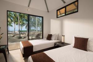 GuachacaTayrona Tented Lodge的海滩景客房 - 带两张床