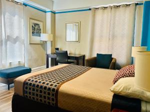 Un pat sau paturi într-o cameră la Admiral Hotel