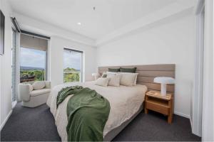 una camera da letto con un letto, una sedia e una finestra di Park View Paradise a Adelaide