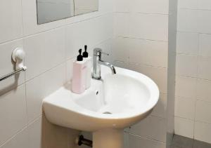 Bilik mandi di 021 Palazio Apartment Japanese style Studio Mount Austin Wifi & Netflix +23 gambar