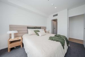 una camera con un grande letto e un comodino di Park View Paradise a Adelaide