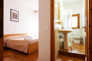 Ett badrum på Hotel L'Aragosta