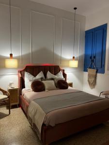 una camera con un grande letto con due lampade di Apartament BellaPola Trapani a Trapani