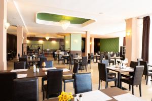 a dining room filled with tables and chairs at Hotel Ambasador Mamaia in Mamaia