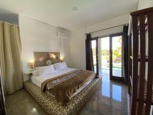 a bedroom with a large bed in a room at 4 bedroom villa aline in Marga