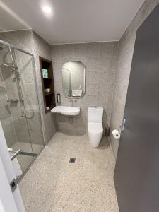 een badkamer met een toilet, een wastafel en een douche bij Harden Country Club Motel in Harden