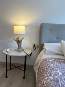 A bed or beds in a room at Apartamento Almanzor