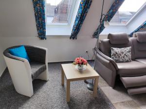 a waiting room with two chairs and a table at Ferienwohnung Arff in Rendsburg