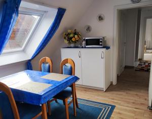 Ferienwohnung Arff في ريندسبورغ: غرفة طعام صغيرة مع طاولة وكراسي