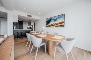 una sala da pranzo e un soggiorno con tavolo e sedie in legno di Park View Paradise a Adelaide