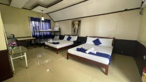 un soggiorno con 2 letti e un divano di JVR Island in the Sky Resort by Hiverooms a Balamban