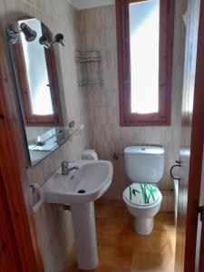 La salle de bains est pourvue de toilettes, d'un lavabo et d'un miroir. dans l'établissement apartment for couples 257, à Arenal d'en Castell