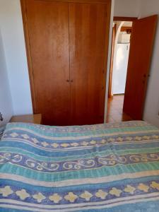 un lit avec une couette dessus dans une chambre dans l'établissement apartment for couples 257, à Arenal d'en Castell