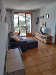 un salon avec un canapé et une table dans l'établissement apartment for couples 257, à Arenal d'en Castell