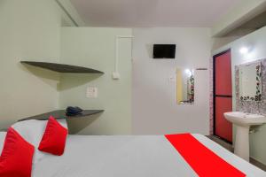 Postel nebo postele na pokoji v ubytování Hotel O K S Inn Hotel