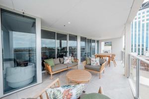 un balcone con sedie e un tavolo su un edificio di Park View Paradise a Adelaide