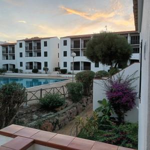 une vue depuis le balcon d'un immeuble avec piscine dans l'établissement apartment for couples 257, à Arenal d'en Castell