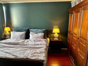a bedroom with a bed and two lamps on tables at Villa Trollhaugen in Ankenes