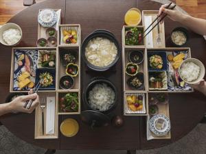 une table avec des plaques alimentaires et des bols de riz dans l'établissement Okinawa EXES Naha, à Naha