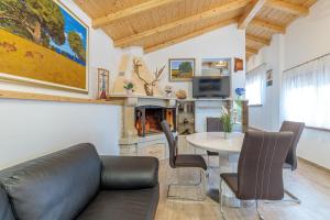 TV a/nebo společenská místnost v ubytování Pool & Spa House Betiga 2 - Happy Rentals