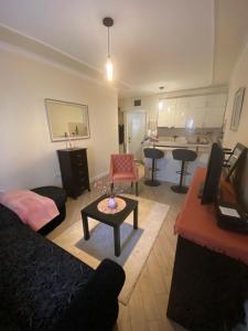 un soggiorno con divano e tavolo di Apartment Bitef Centar a Belgrado