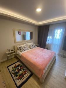 una camera con un grande letto e una finestra di Apartment Bitef Centar a Belgrado