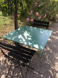 Fotografie z fotogalerie ubytování Studio 30 m2 accès Piscine v destinaci Pujaut