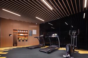Fitnesa centrs un/vai fitnesa iespējas naktsmītnē Hilton Hotel by Hampton Wuhan Zhongnan Street Branch