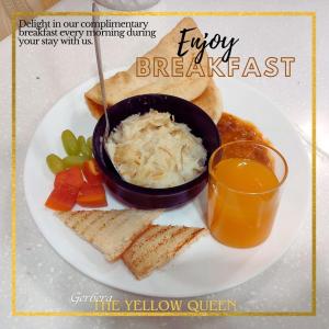 een bord met eten en drinken bij Hotel- The Yellow Queen in Guwahati