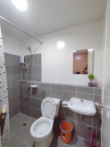 uma casa de banho com um WC e um lavatório em Palawan Paradise Condotel 2B em Puerto Princesa