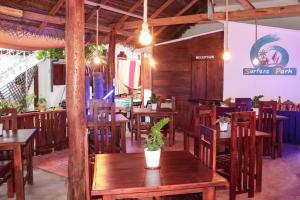 Restaurace v ubytování Surfers Park Arugambay