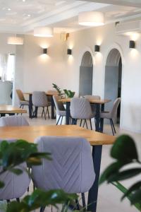 una sala de reuniones con mesas, sillas y plantas en Laguna, en Lutsk