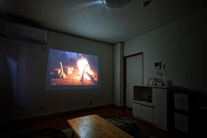 ein Wohnzimmer mit einem an der Wand hängenden TV in der Unterkunft BBQ & Residence Tokoname - Vacation STAY 86709v in Tokoname