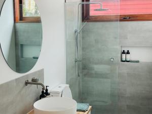 uma casa de banho com um chuveiro, um WC e um espelho. em Cascade Pad in South Hobart em Hobart