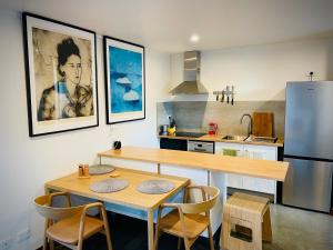 uma cozinha com uma mesa de madeira e um frigorífico em Cascade Pad in South Hobart em Hobart