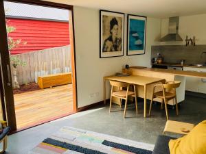 uma cozinha e sala de jantar com uma mesa de madeira em Cascade Pad in South Hobart em Hobart