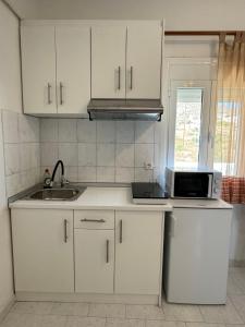 Dapur atau dapur kecil di Angelos Furnished Apartments