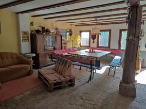 sala de estar con mesa y sofá en Familienferienhof Sell´s Scheune, en Sundhausen