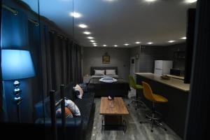 Cette chambre comprend un lit, un canapé et une table. dans l'établissement MYMOON Residence, à Istanbul