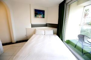 Postel nebo postele na pokoji v ubytování Hamdeok Beach Stay Jeju