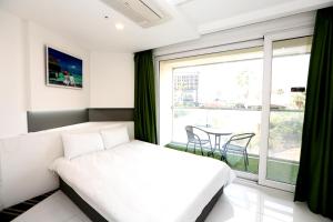 Postel nebo postele na pokoji v ubytování Hamdeok Beach Stay Jeju
