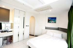 Postel nebo postele na pokoji v ubytování Hamdeok Beach Stay Jeju