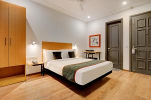 een hotelkamer met een bed en een deur bij Townhouse 219 in Gurgaon