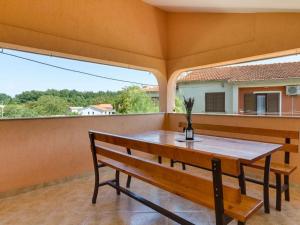 een tafel en een bank op een balkon bij Lovely house Piljan in Svetvinčenat
