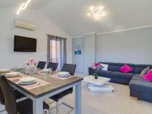 een woonkamer met een tafel en een blauwe bank bij Lovely house Piljan in Svetvinčenat