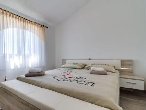 een witte slaapkamer met een groot bed en een groot raam bij Lovely house Piljan in Svetvinčenat +26 foto's