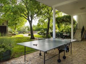 Stolní tenis v ubytování Daja Adriatic Luxury Villas nebo okolí