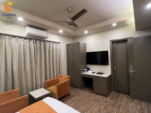 Μια τηλεόραση ή/και κέντρο ψυχαγωγίας στο Comfort Inn Silver Arch Hotel, Mussoorie