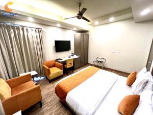 Μια τηλεόραση ή/και κέντρο ψυχαγωγίας στο Comfort Inn Silver Arch Hotel, Mussoorie
